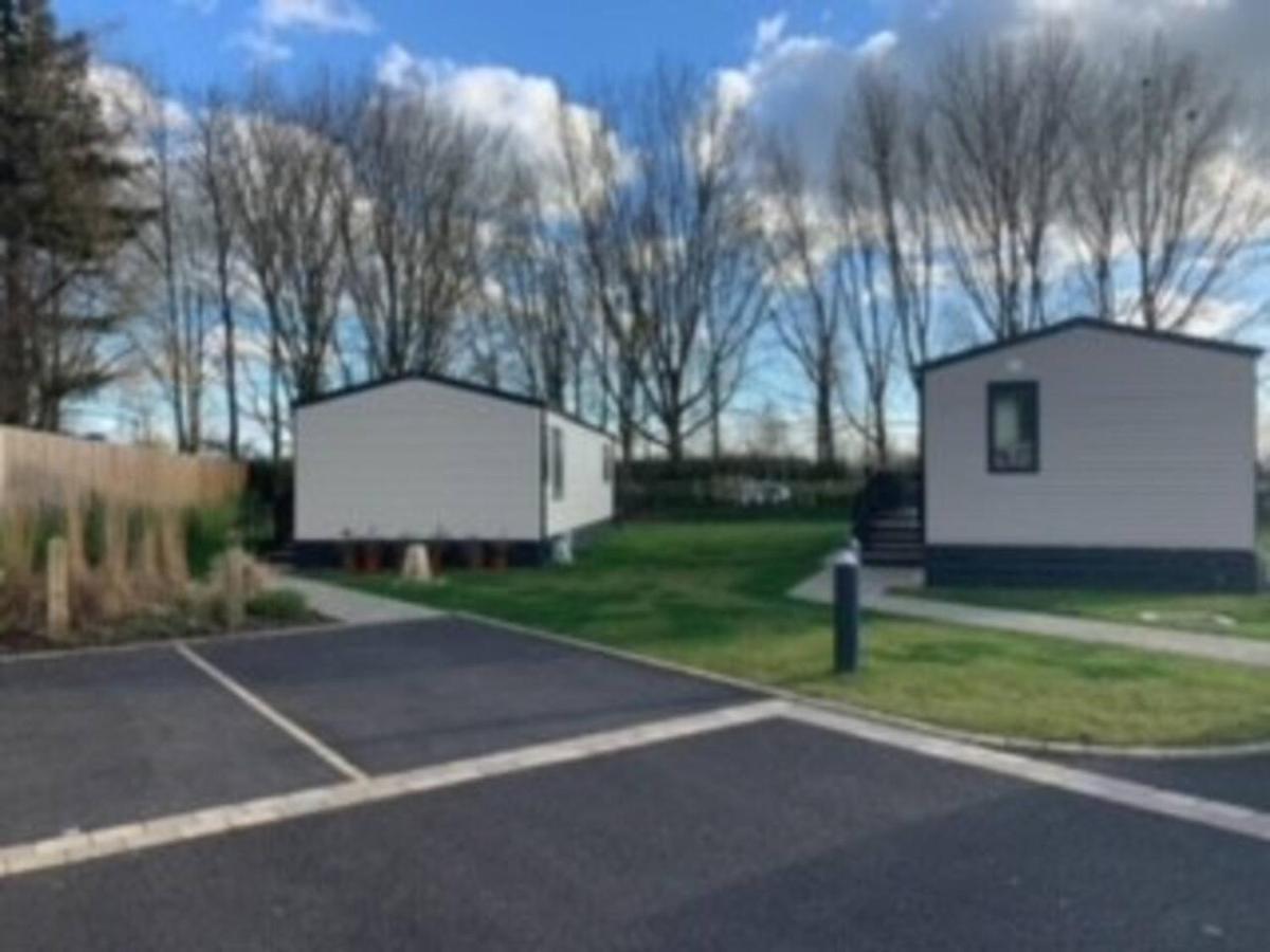 Captivating Bluebell Lodge 2-Bed Cotswolds Caravan Cirencester Esterno foto