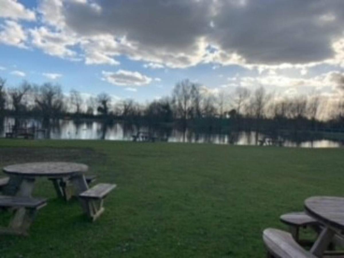 Captivating Bluebell Lodge 2-Bed Cotswolds Caravan Cirencester Esterno foto