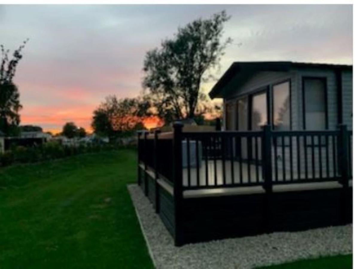 Captivating Bluebell Lodge 2-Bed Cotswolds Caravan Cirencester Esterno foto