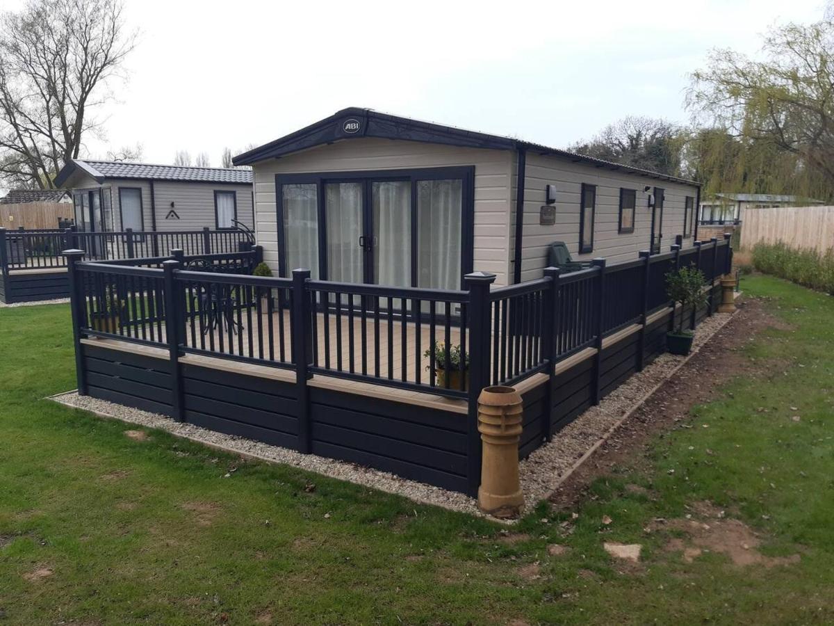 Captivating Bluebell Lodge 2-Bed Cotswolds Caravan Cirencester Esterno foto