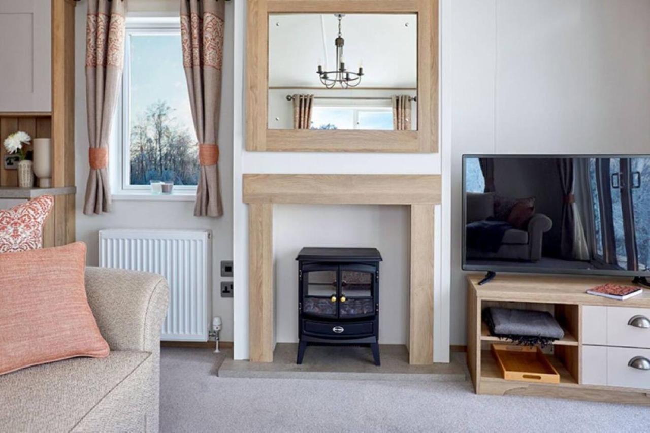 Captivating Bluebell Lodge 2-Bed Cotswolds Caravan Cirencester Esterno foto