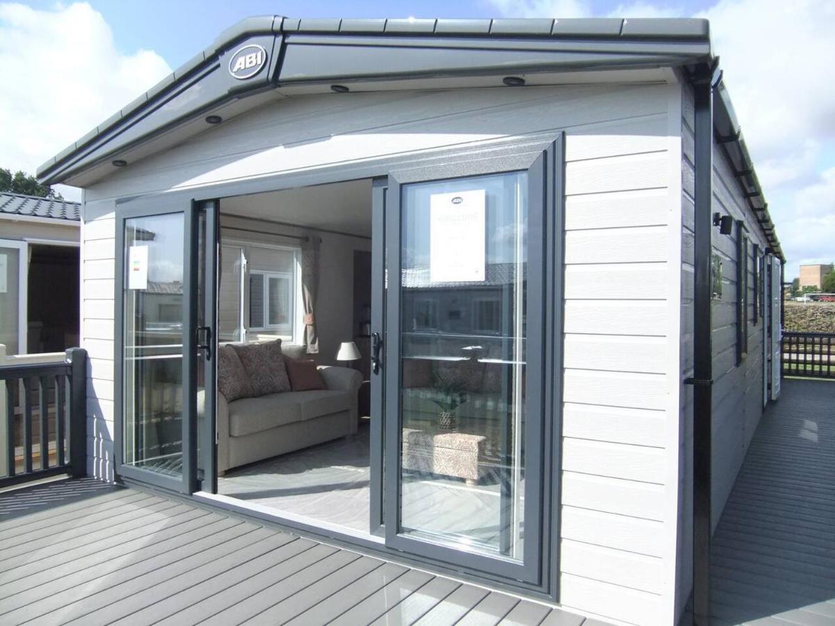 Captivating Bluebell Lodge 2-Bed Cotswolds Caravan Cirencester Esterno foto