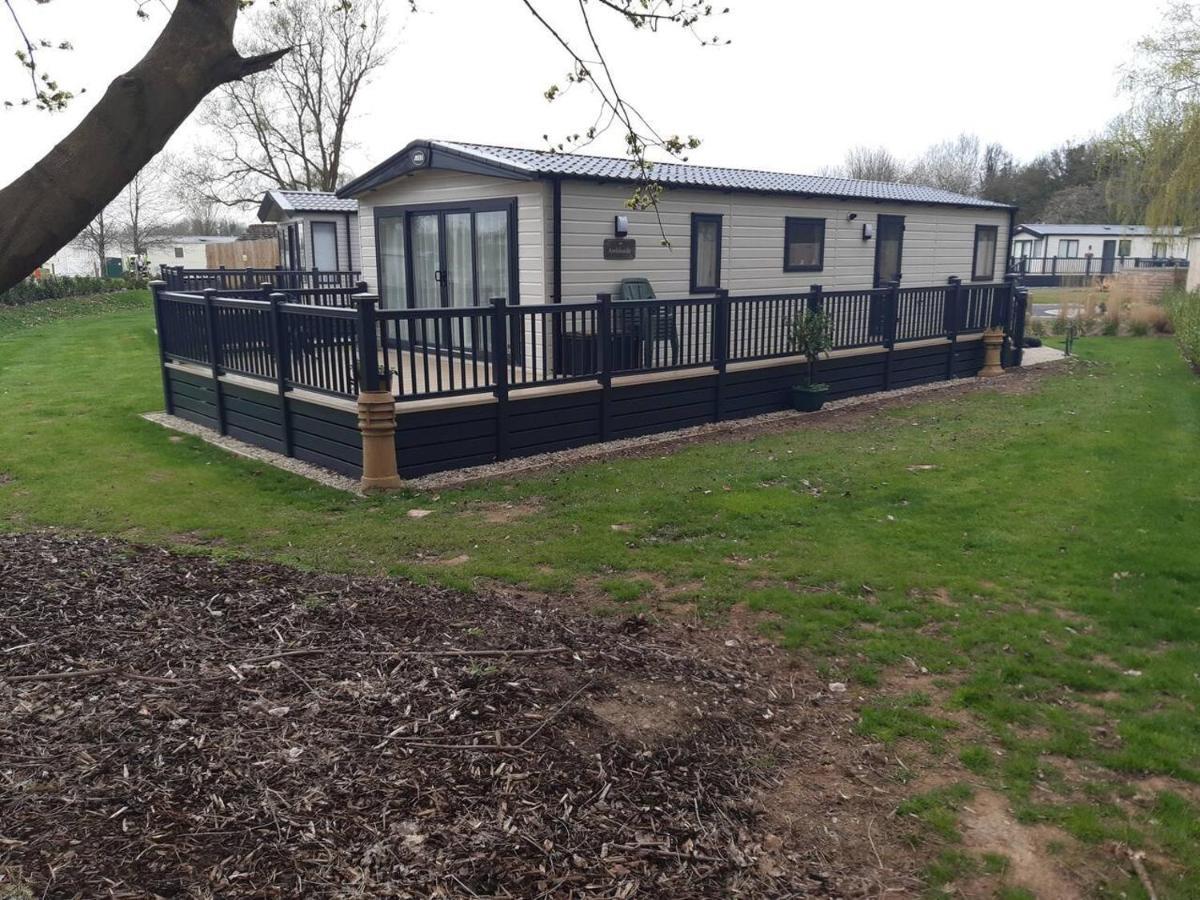 Captivating Bluebell Lodge 2-Bed Cotswolds Caravan Cirencester Esterno foto