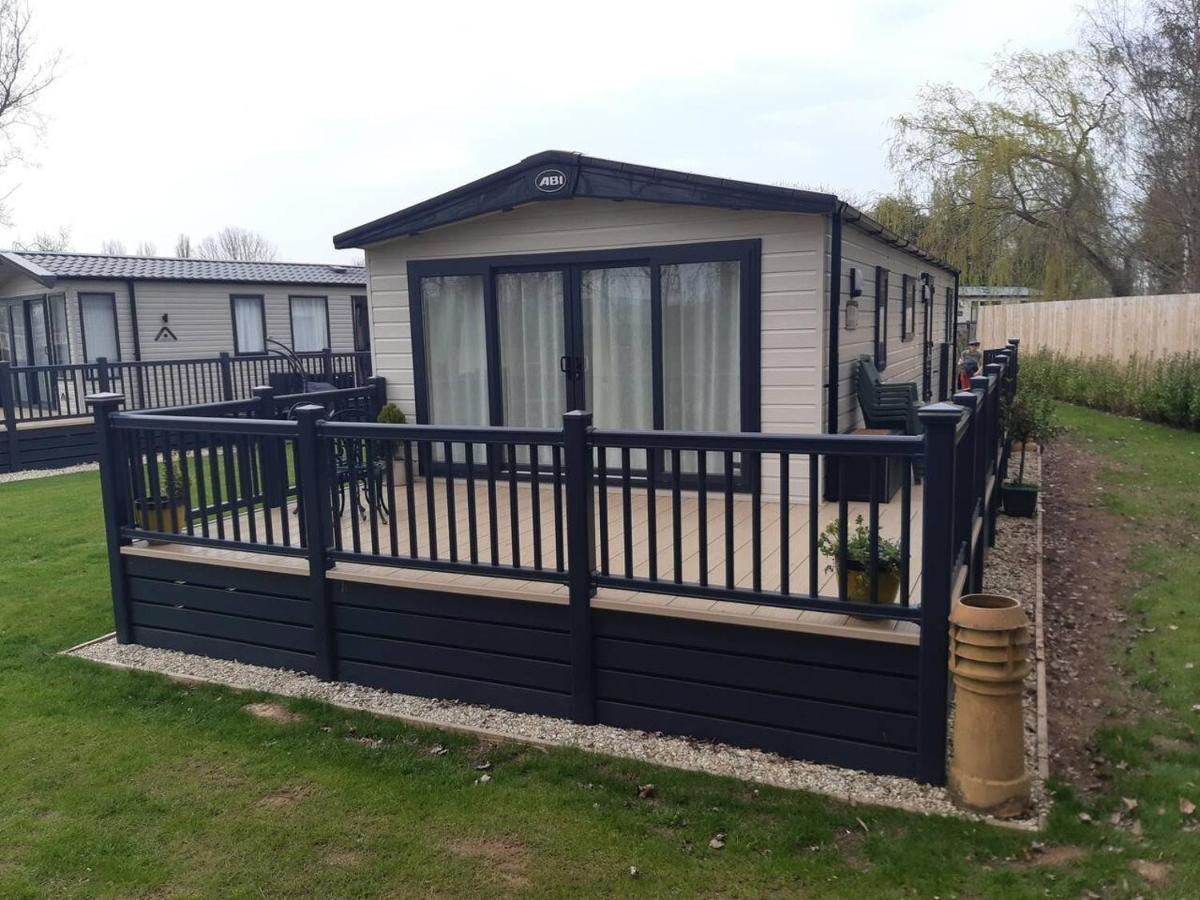 Captivating Bluebell Lodge 2-Bed Cotswolds Caravan Cirencester Esterno foto